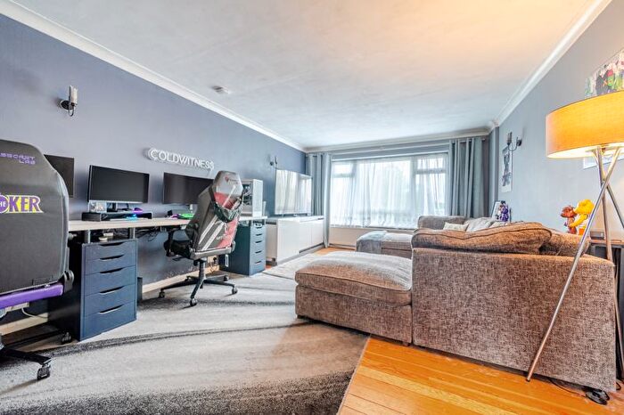 2 Bedroom Flat For Sale In High Road, London, N20