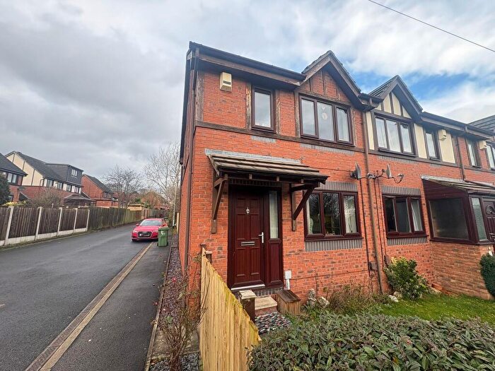 3 Bedroom Town House For Sale In Chaucer Avenue, Pudsey, LS28