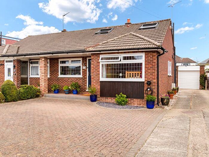 4 Bedroom Semi-Detached Bungalow For Sale In Millcrest Road, Goffs Oak, EN7