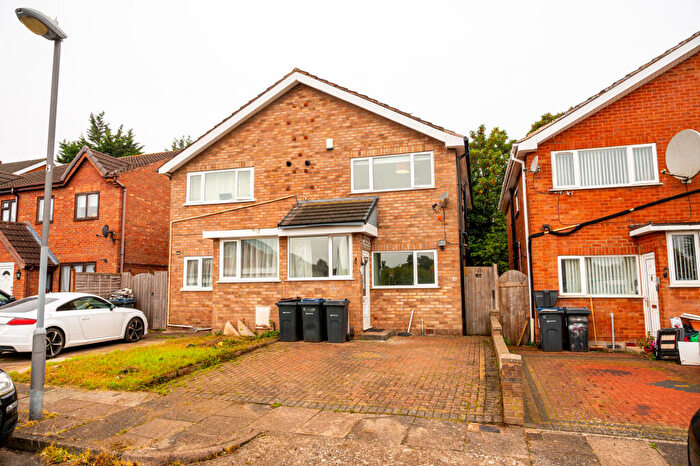 3 Bedroom Semi Detached House For Sale In Bowater Avenue, Birmingham, B33