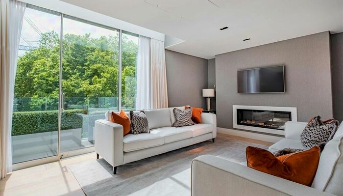 2 Bedroom Flat To Rent In Green Street, Myfair, London, W1K