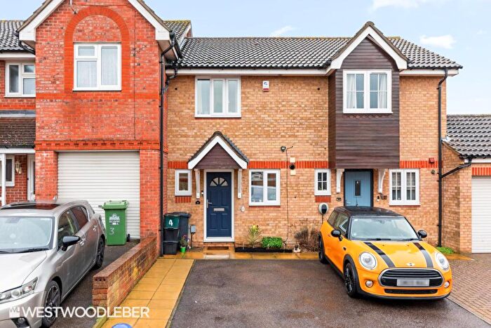 2 Bedroom Terraced House For Sale In Farm Lane, Hoddesdon, EN11