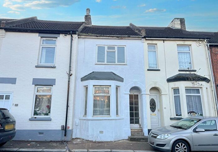 3 Bedroom Terraced House For Sale In Chamberlain Road, Chatham, Kent, ME4