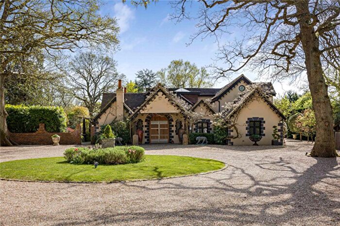 6 Bedroom Detached House For Sale In Sandford Lane, Hurst, Reading, Berkshire, RG10