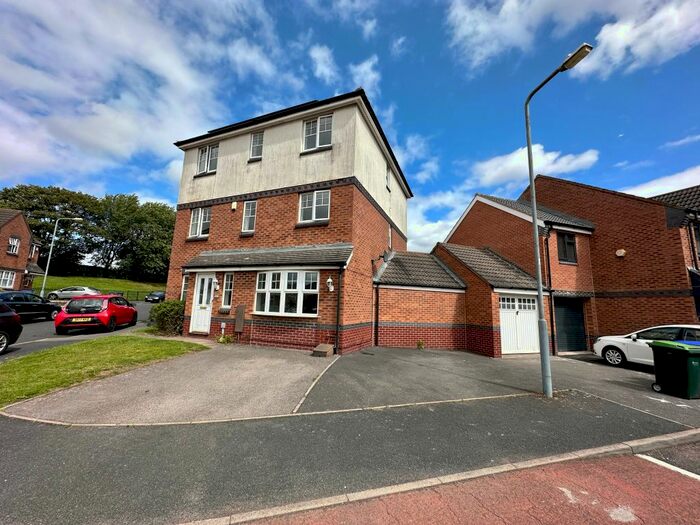 5 Bedroom Detached House To Rent In Berry Drive, Smethwick, B66