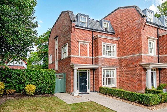 4 Bedroom End Of Terrace House For Sale In Warrenhurst Gardens, Weybridge, KT13