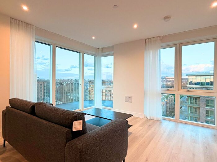 3 Bedroom Flat To Rent In Cairncross House, Kidbrooke Village, London, SE3