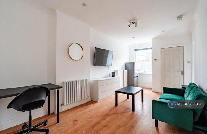 1 Bedroom Flat To Rent In Morningside Gardens, Edinburgh, EH10