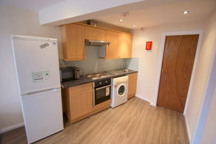 2 Bedroom Flat To Rent In Ebberston Terrace, Hyde Park, Leeds, LS6