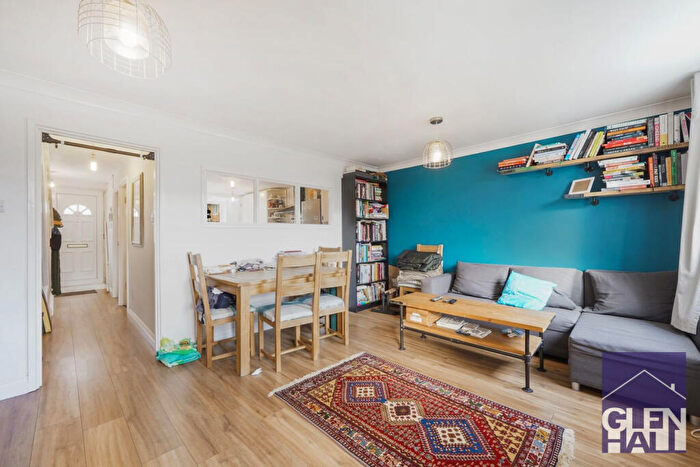 3 Bedroom Maisonette For Sale In High Road, London, N11