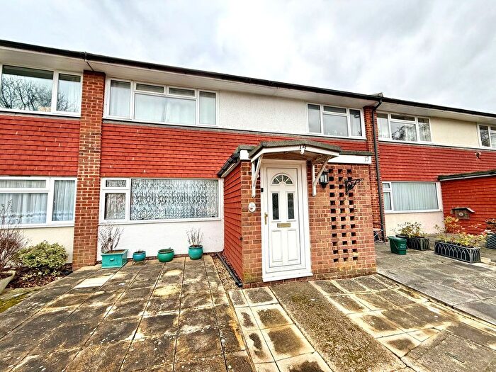 3 Bedroom Flat For Sale In Moat Court, Ashtead, KT21