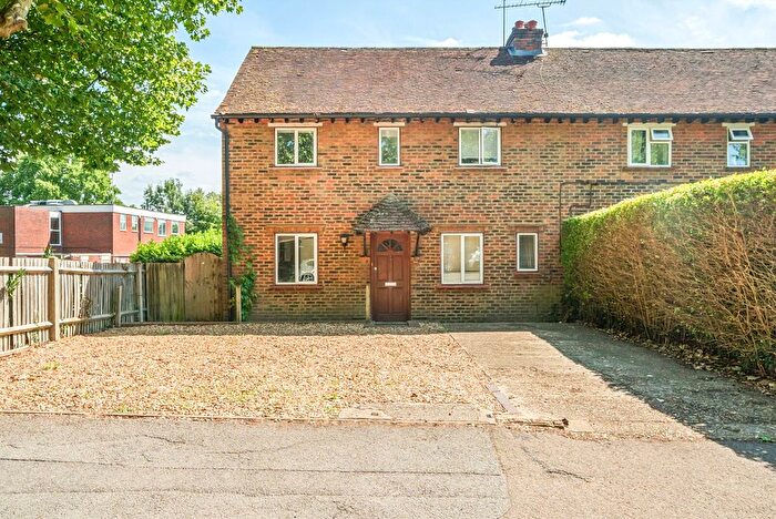 4 Bedroom Semi-detached House For Sale In Potters Gate, Farnham, GU9