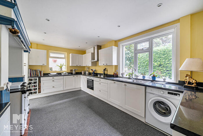 4 Bedroom Detached House For Sale In Higher Blandford Road, Broadstone, BH18 - Photo 5