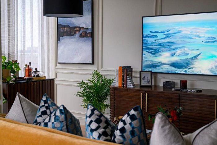 2 Bedroom Apartment For Sale In South Quay Plaza, Canary Wharf, London, E14