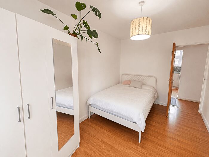 3 Bedroom Flat To Rent In Sidney Street, E1
