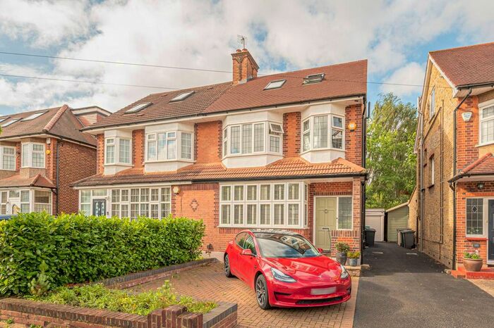 4 Bedroom Property To Rent In Chanctonbury Way, Woodside Park, London, N12