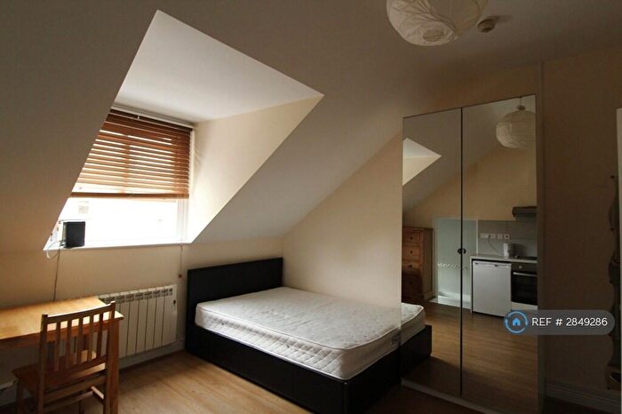 Studio To Rent In Gloucester Drive, London, N4