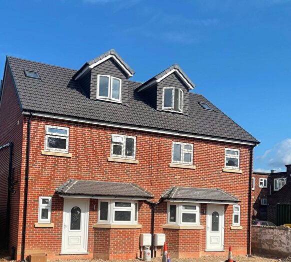 5 Bedroom Semi-Detached House To Rent In Cherry Walk, Rainham, RM13