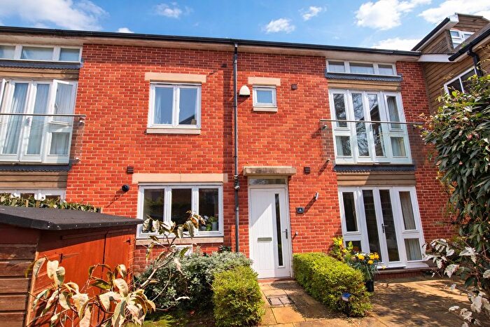 3 Bedroom Town House For Sale In School Lane, Lymington, SO41