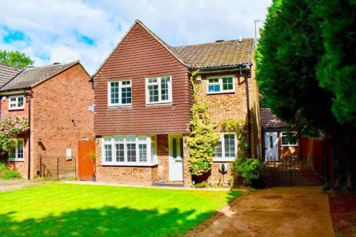 4 Bedroom Detached House For Sale In Beauclare Close, Leatherhead, KT22