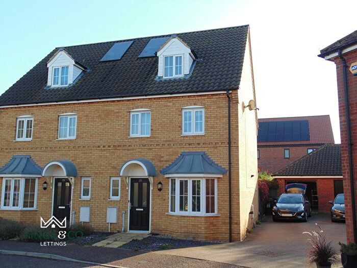 4 Bedroom Semi-Detached House To Rent In Robin Avenue, Harleston, IP20