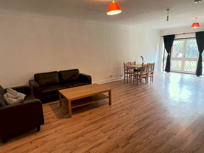3 Bedroom Flat To Rent In Great West Road, Isleworth, TW7
