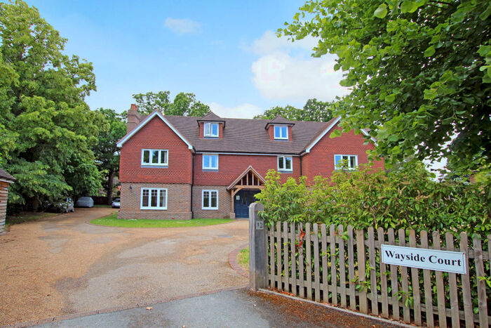 2 Bedroom Flat To Rent In Wayside Court () Horley, RH6