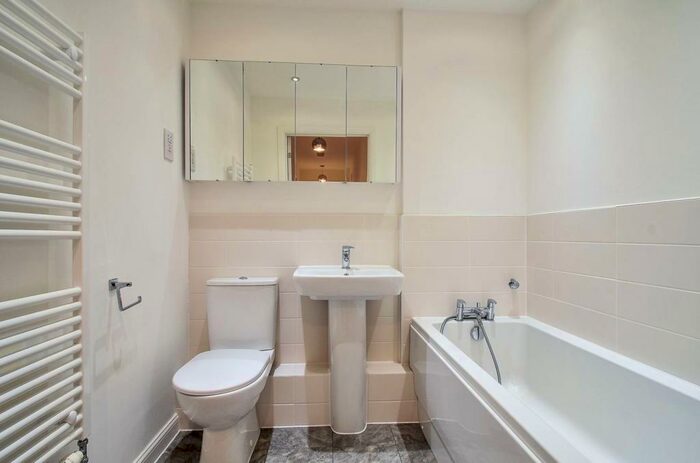 2 Bedroom Flat To Rent In Walnut Tree Close, Guildford, GU1