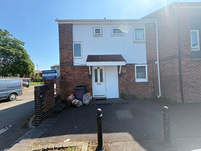 3 Bedroom End Of Terrace House For Sale In Cross Hedge Close, Leicester, LE4