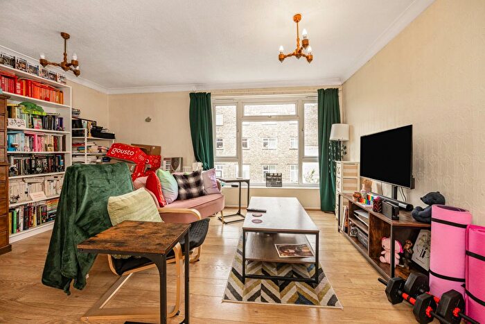 3 Bedroom Flat For Sale In Clarence Road, Hackney, Clapton, London, E5 - Photo 2