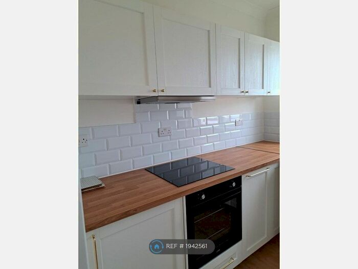 2 Bedroom Flat To Rent In Brayards Road, London, SE15