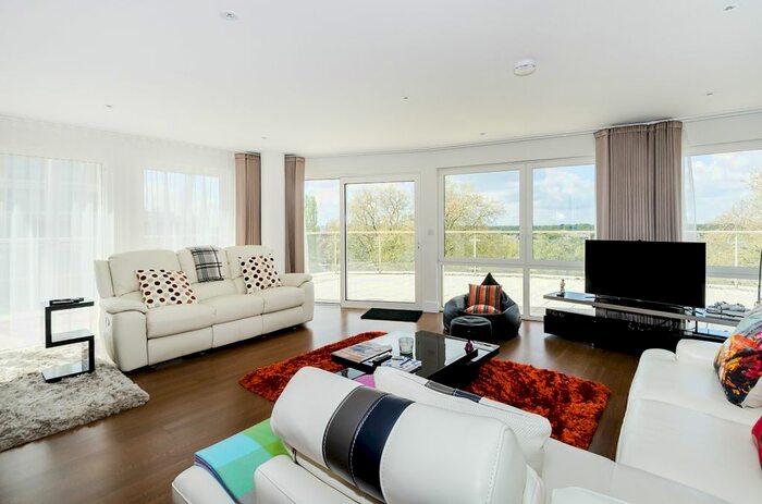 3 Bedroom Flat To Rent In Kingston Riverside, Kingston Upon Thames, KT2