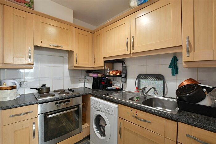 1 Bedroom Flat For Sale In Eastern Avenue, Ilford, Essex, IG2