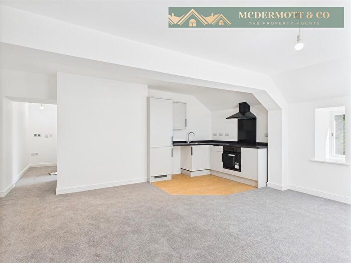 2 Bedroom Flat To Rent In Bradburys Lane, Greenfield, OL3