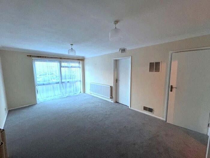 1 Bedroom Flat To Rent In Woodstock Gardens, Beckenham, BR3