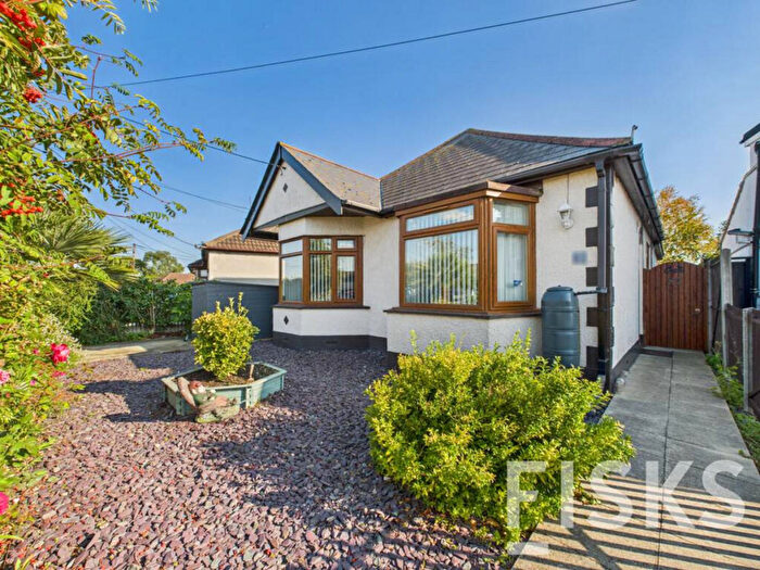 2 Bedroom Bungalow For Sale In The Driveway, Canvey Island, SS8