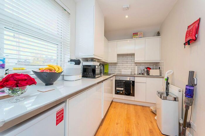 1 Bedroom Flat To Rent In Emanuel Avenue, Poet's Corner, London, W3
