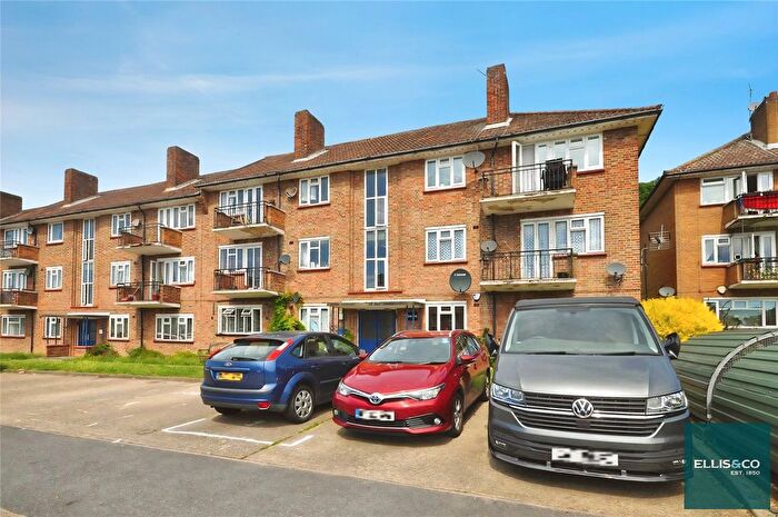2 Bedroom Flat For Sale In Basing Way, Finchley, N3