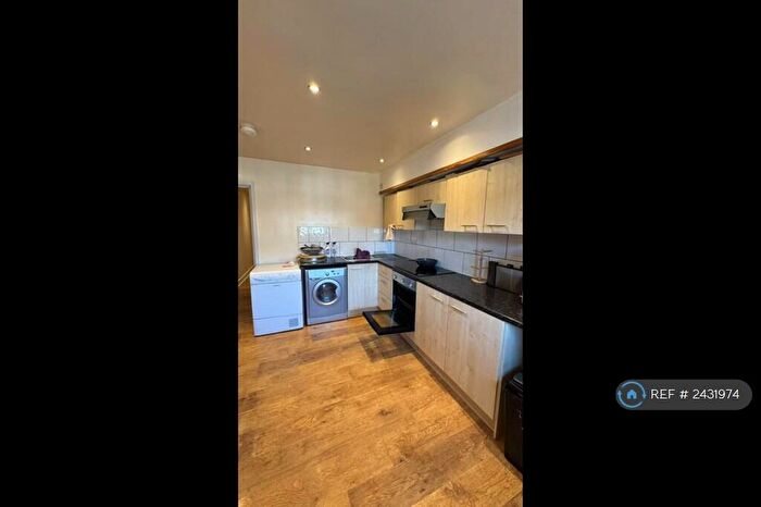2 Bedroom Flat To Rent In Kelso Heights, Leeds, LS3