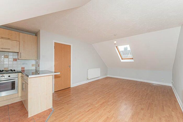 2 Bedroom Flat For Sale In Ellenborough Road, London, N22