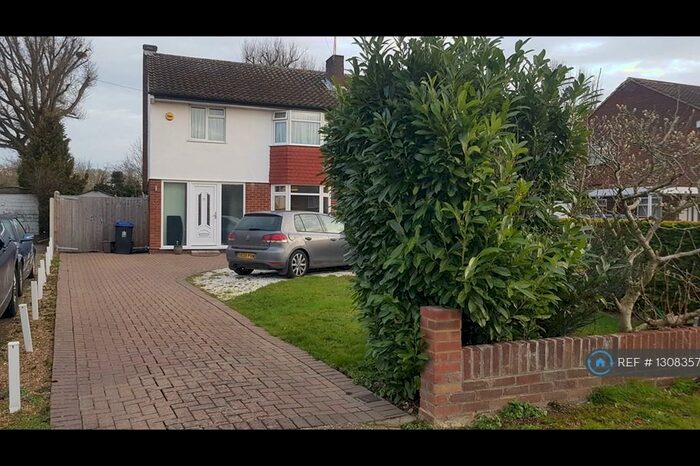 3 Bedroom Semi-Detached House To Rent In Pinewood Green, Iver, SL0