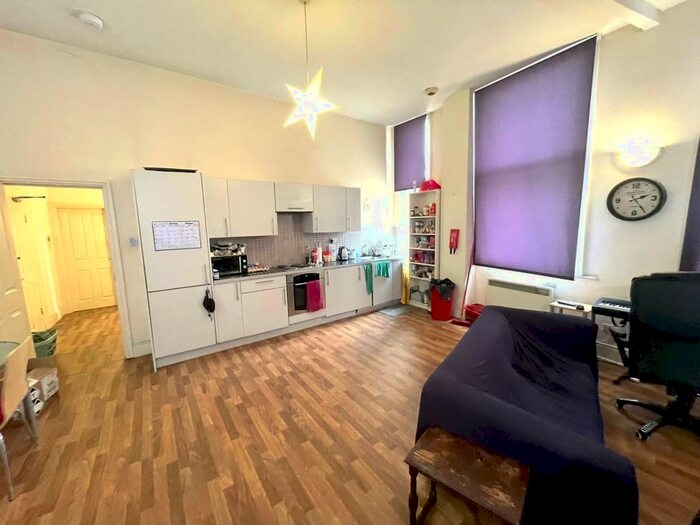 2 Bedroom Flat To Rent In Flat, Royal Victoria Building, S3