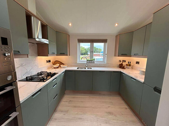 2 Bedroom Park Home For Sale In Swindon, Wiltshire, SN25