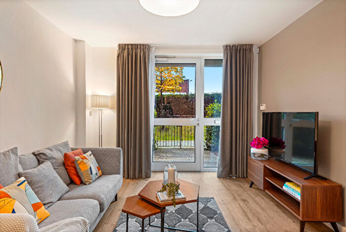 3 Bedroom Apartment To Rent In Block G Townhouses, M5