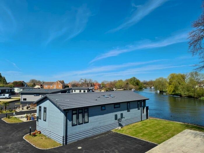 2 Bedroom Cottage To Rent In Chertsey Lane, Staines-Upon-Thames, TW18