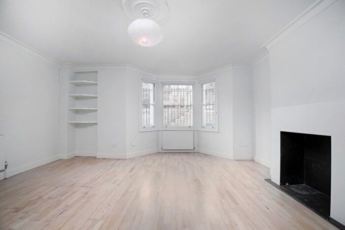 3 Bedroom Flat To Rent In Barclay Road, Fulham, SW6