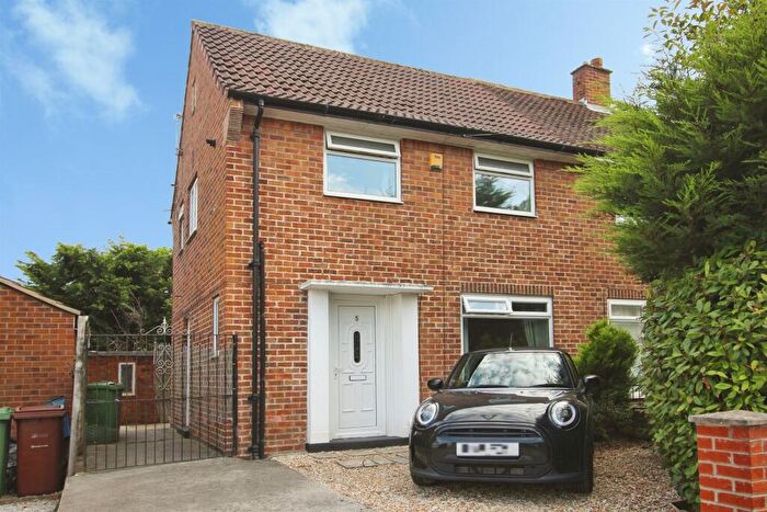 2 Bedroom Semi Detached House For Sale In Swarcliffe Green, Leeds, LS14