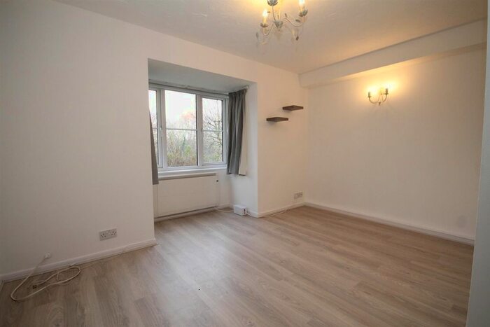 1 Bedroom Flat To Rent In Foxglove Way, Wallington, SM6