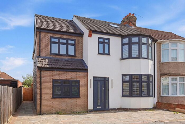 5 Bedroom Semi Detached House For Sale In Burlington Avenue, Romford, RM7