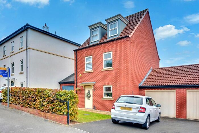 4 Bedroom Link Detached House For Sale In Weaving Gardens, Nottingham, NG5